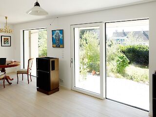 Wohnzimmer mit Loft-Ganzglasdesign