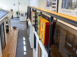 Blick in eine Ausstellung mit Markisen