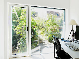 Büro mit Loft-Ganzglasdesign