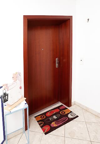 Wohnungseingangstür in Holzoptik