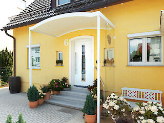 Geschwungenes Vordach in weiß