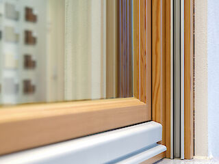 Holzfenster mit schönen Mustern im Holz