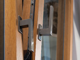 Holz-Aluminium Fenster mit Griffen