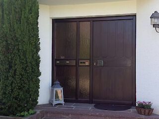 Massive Holztüre mit großem Seitenteil inklusive Klingelanlage und Briefkasteneinwurf