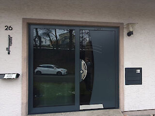 Moderne Haustür mit Glaseinsatz