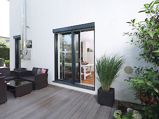 Kunststoff-Aluminium-Fenster mit schwarzem Rahmen