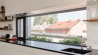 Küche mit Fenster im Ganzglasdesign