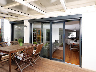 Kunststoff-Aluminium-Fenster mit schwarzem Rahmen