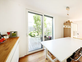 Kunststoff-Aluminium-Fenster mit weißem Rahmen