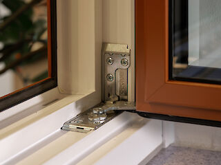 Beschlag eines Kunststoff-Aluminium-Fensters