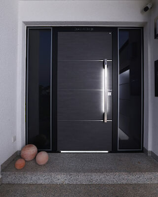 Haustürenmodell Topic B9-T3 mit zwei Seitenteilen, Koshi Keramik