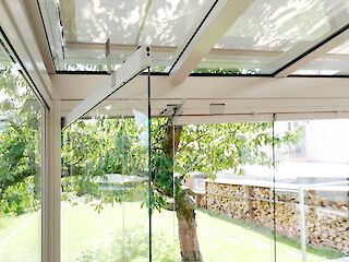 Terrassendach mit geöffneter Tür