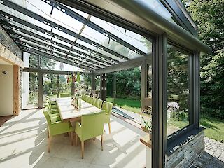 großer Tisch im Wintergarten