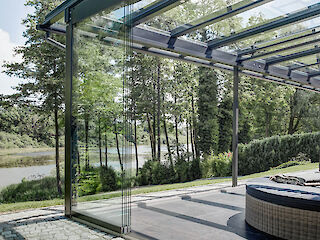 Terrassendach mit Glasschiebetüren