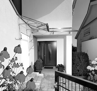 Unsere Vordächer sind Designelement sowie Witterungsschutz für Ihren Eingangsbereich.